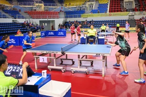 Các vận động viên bước vào tranh tài nội dung thi đấu đôi nam, đôi nữ, đôi nam nữ tại Giải vô địch bóng bàn quốc gia Báo Nhân Dân lần thứ 41. (Ảnh: Duy Linh)