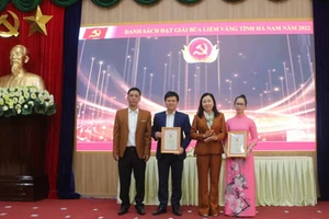 Trao thưởng cho tác giả, nhóm tác giả có tác phẩm đạt giải A.