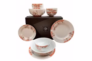 Bộ bát đĩa hoa sen đỏ của Công ty Gốm sứ Quang Vinh, huyện Gia Lâm, Hà Nội. (Ảnh: quangvinhceramic.com.vn)