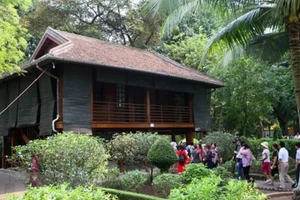 [Video] Hàng nghìn du khách thăm Khu di tích Chủ tịch Hồ Chí Minh mỗi ngày