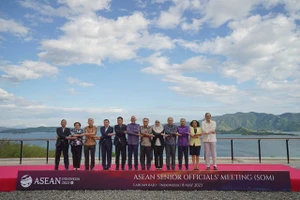 Đại sứ Vũ Hồ, Quyền Trưởng SOM ASEAN Việt Nam và các đại biểu dự cuộc họp SOM ASEAN bàn công tác chuẩn bị cho Hội nghị cấp cao ASEAN lần thứ 42.