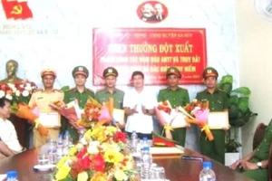 Phó Chủ tịch Ủy ban nhân dân tỉnh Đắk Lắk kiêm Bí thư Huyện ủy Ea Súp Nguyễn Thiên Văn trao thưởng nóng số tiền 15 triệu đồng cho các tập thể, cá nhân có thành tích truy bắt 3 đối tượng truy nã đặc biệt đã trực tiếp tấn công trụ sở Ủy ban nhân dân xã Ea Tiêu và Ea Ktur, huyện Cư Kuin xảy ra vào rạng sáng ngày 11/6 vừa qua. Ảnh: CTV.