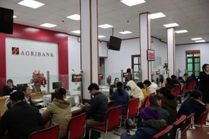 Giao dịch khách hàng tại chi nhánh ngân hàng Agribank