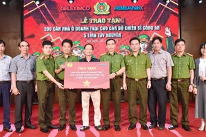 Tại buổi lễ trao tặng 200 căn nhà cho các chiến sĩ công an tại các xã, thị trấn khó khăn, chịu ảnh hưởng nặng nề của mưa bão và sạt lở đất.