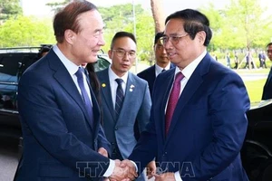 Phó Chủ tịch, Giám đốc điều hành Tập đoàn Samsung Young Hyun Jun đón Thủ tướng Phạm Minh Chính. (Ảnh: Dương Giang/TTXVN)