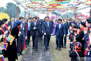 Chủ tịch nước Võ Văn Thưởng và Tổng thống Philippines Ferdinand Marcos Jr. tham quan không gian Tết Việt 2024 tại Hoàng thành Thăng Long (Hà Nội). 