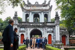  Tổng thống Cộng hoà Liên bang Đức Frank - Walter Steinmeier và Phu nhân cùng đoàn đại biểu cấp cao Cộng hòa Liên bang Đức thăm Văn Miếu - Quốc Tử Giám.