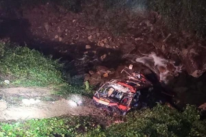 Chiếc xe gặp nạn, lao xuống vực sâu khoảng 20m, hư hỏng nặng. (Ảnh: TTXVN)