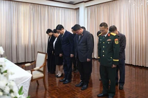 Đoàn đại biểu Đại sứ quán Việt Nam tại Thái Lan dành một phút mặc niệm tưởng nhớ nguyên Chủ tịch Đảng, nguyên Chủ tịch nước, nguyên Thủ tướng nước Cộng hòa Dân chủ Nhân dân Lào Khamtay Siphandone.