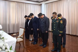 Đoàn đại biểu Đại sứ quán Việt Nam tại Thái Lan dành một phút mặc niệm tưởng nhớ nguyên Chủ tịch Đảng, nguyên Chủ tịch nước, nguyên Thủ tướng nước Cộng hòa Dân chủ Nhân dân Lào Khamtay Siphandone.