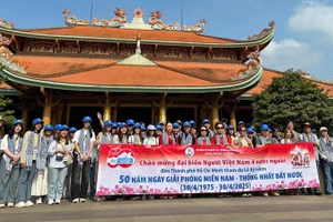 Đoàn kiều bào Thái Lan về dự kỷ niệm 50 năm Ngày Giải phóng miền nam, thống nhất đất nước.