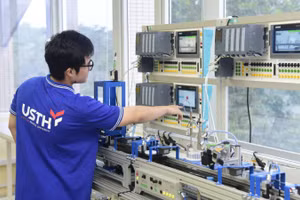 Sinh viên Trường đại học Khoa học và Công nghệ Hà Nội thực hành tại phòng thí nghiệm.