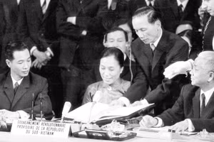 Bộ trưởng Ngoại giao Chính phủ Cách mạng lâm thời Cộng hòa miền Nam Việt Nam Nguyễn Thị Bình ký Hiệp định Paris về chấm dứt chiến tranh, lập lại hòa bình ở Việt Nam, ngày 27/1/1973, tại Trung tâm hội nghị quốc tế ở Thủ đô Paris (Pháp). (Ảnh tư liệu)