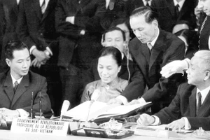 Bộ trưởng Ngoại giao Chính phủ Cách mạng lâm thời Cộng hòa miền Nam Việt Nam Nguyễn Thị Bình ký Hiệp định Paris về chấm dứt chiến tranh, lập lại hòa bình ở Việt Nam, ngày 27/1/1973, tại Trung tâm hội nghị quốc tế ở Thủ đô Paris (Pháp). (Ảnh tư liệu)