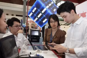 Hướng dẫn khách hàng sử dụng ngân hàng online tại Diễn đàn Chuyển đổi số ngành Ngân hàng năm 2024. (Ảnh TTXVN)