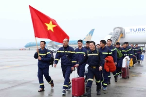 Đoàn công tác Bộ Công an về đến sân bay Nội Bài.