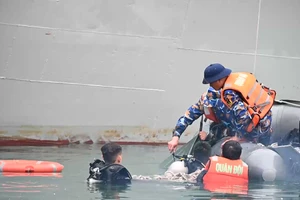 [Video] Tìm thấy hộp đen máy bay trực thăng BELL 505 gặp nạn