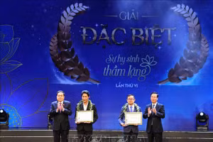 Chủ tịch nước Võ Văn Thưởng và Phó Chủ tịch Thường trực Quốc hội Trần Thanh Mẫn trao Giải Đặc biệt cho tác giả Ngô Anh Văn (Báo Sức khỏe & Đời sống) và trao chứng nhận cho nhân vật trong tác phẩm đoạt giải là bác sĩ Võ Thái Trung, Phó trưởng Khoa Chấn thương-Chỉnh hình (Bệnh viện đa khoa tỉnh Bình Dương. (Ảnh TTXVN)