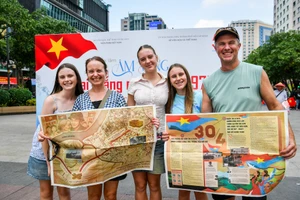 [Ảnh] Phụ san đặc biệt của Báo Nhân Dân lan toả tới bạn đọc toàn quốc