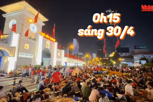 [Video] Ngủ tại chỗ, ăn khẩn trương, đứng cạnh đường, đón đại lễ