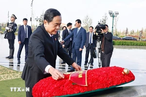 Chủ tịch Quốc hội Trần Thanh Mẫn và Phu nhân đến đặt hoa tại Tượng đài Độc lập. (Ảnh: TTXVN)