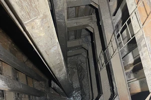 Việc triển khai phương án nhổ trụ bê-tông mất rất nhiều thời gian