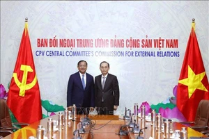 Đồng chí Lê Hoài Trung, Ủy viên Trung ương Đảng, Trưởng ban Đối ngoại Trung ương tiếp đồng chí Prak Sokhonn, Ủy viên Ban Thường vụ Trung ương CPP, Phó Thủ tướng, Bộ trưởng Ngoại giao và Hợp tác quốc tế Campuchia, Trưởng Ban Đối ngoại Trung ương CPP. (Ảnh: TTXVN)