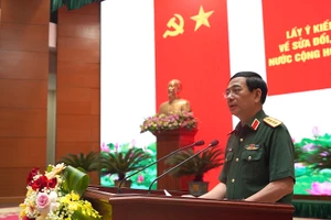 Đại tướng Phan Văn Giang, Ủy viên Bộ Chính trị, Phó Bí thư Quân ủy Trung ương, Bộ trưởng Quốc phòng, phát biểu chủ trì hội nghị.