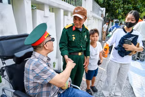 [Ảnh] Người dân chọn chỗ xem diễu binh từ trưa ngày 29/4