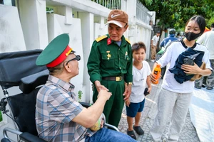 [Ảnh] Người dân chọn chỗ xem diễu binh từ trưa ngày 29/4