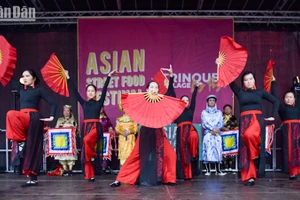 Hình ảnh người phụ nữ Việt Nam hiện lên với khí thế hào hùng đi cùng những dấu mốc lịch sử của đất nước. (Ảnh: MINH DUY)