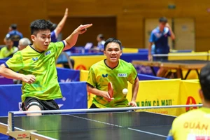 Cặp đôi đương kim vô địch Lê Đình Đức - Đinh Anh Hoàng thi đấu tại trận chung kết. (Ảnh: DUY LINH)