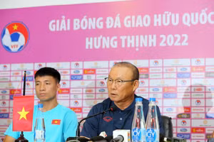 Huấn luyện viên Park Hang-seo và hậu vệ Bùi Tiến Dũng tại buổi họp báo. (Ảnh: VFF)