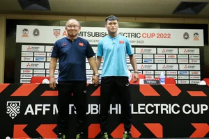 HLV Park Hang-seo cùng tiền đạo Phạm Tuấn Hải tại buổi họp báo trước trận bán kết gặp Indonesia. (Ảnh: VFF)