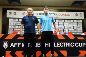 HLV Park Hang-seo cùng tiền đạo Phạm Tuấn Hải tại buổi họp báo trước trận bán kết gặp Indonesia. (Ảnh: VFF)