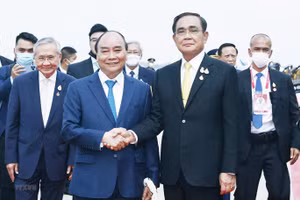 Thủ tướng Thái Lan Prayut Chan-o-cha đón Chủ tịch nước Nguyễn Xuân Phúc tại Sân bay Không quân Hoàng gia Thái Lan. (Ảnh: Thống Nhất/TTXVN)