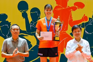 Nguyễn Thị Nga trên bục nhận danh hiệu nhà vô địch đơn nữ của giải đấu. (Ảnh: DUY LINH)