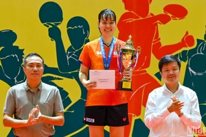 Nguyễn Thị Nga trên bục nhận danh hiệu nhà vô địch đơn nữ của giải đấu. (Ảnh: DUY LINH)