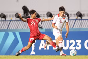 Quốc Việt bỏ lỡ quả phạt 11m trước sự xuất sắc của thủ thành Ernanno Ari. (Ảnh: WS)