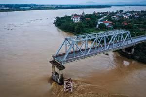 Ngày 12/9, Bộ Giao thông vận tải có công điện khẩn gửi các đơn vị về việc khẩn trương khắc phục hậu quả của bão số 3 và mưa lũ sau bão. Theo đó, Bộ này yêu cầu cần khẩn trương kiểm tra, rà soát các cầu bắc qua sông đang bị ảnh hưởng của mưa, lũ.