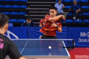 Tay vợt Nguyễn Anh Tú (Hà Nội) thi đấu tại nội dung đồng đội nam. (Ảnh: DUY LINH)