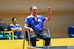 Trọng tài theo dõi một trận đấu tại Giải vô địch bóng bàn quốc gia Báo Nhân Dân lần thứ 43. (Ảnh: DUY LINH)