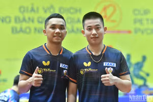 Đinh Anh Hoàng (trái) cùng người đồng đội Lê Đình Đức từng nhiều lần giành chức vô địch nội dung đôi nam của giải đấu. 