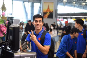 [Ảnh] Giữ trọn lời hứa, đội tuyển Việt Nam mang cup vô địch về quê hương