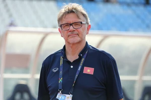 Huấn luyện viên Philippe Troussier. 