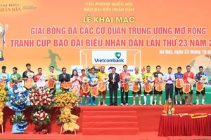 Ban Tổ chức tặng hoa và cờ lưu niệm cho các đội tham dự giải. (Ảnh: BTC)