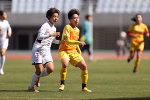 Tuyết Dung trước sự truy cản của cầu thủ Cerezo Osaka. (Ảnh: VFF)