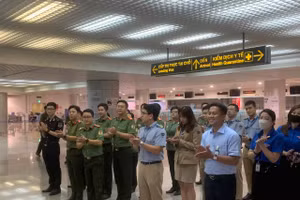 Đội tình nguyện hỗ trợ đón kiều bào Tết năm 2023 tại Sân bay Quốc tế Tân Sơn Nhất. (Ảnh: Cục Hải quan TP Hồ Chí Minh)