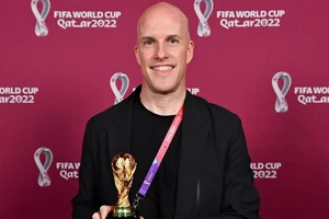 Grant Wahl trong một tấm hình lưu niệm tại World Cup 2022. (Ảnh: NYPost)