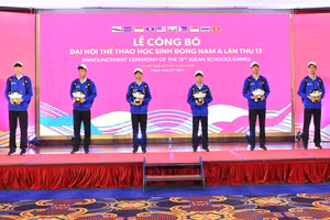 Các vận động viên cầm trên tay linh vật của giải đấu - voọc chà vá chân nâu. (Ảnh: Bộ Giáo dục và Đào tạo)